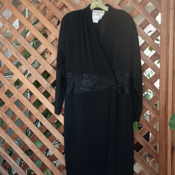 Daymor Petite Dolman Long Sleeve Beaded Embroidered Black Evening Dress Size 10P - Picture 1 of 11
